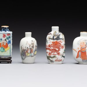 Four Chinese famille rose and verte snuff bottles, dragon and Qianlong marks, 19th C. — photo 1