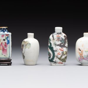 Four Chinese famille rose and verte snuff bottles, dragon and Qianlong marks, 19th C. — photo 3