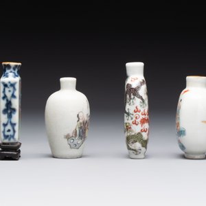 Four Chinese famille rose and verte snuff bottles, dragon and Qianlong marks, 19th C. — photo 4