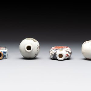 Four Chinese famille rose and verte snuff bottles, dragon and Qianlong marks, 19th C. — photo 5