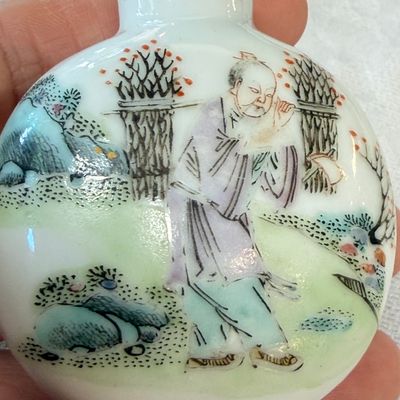 Four Chinese famille rose and verte snuff bottles — foto 4