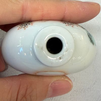 Four Chinese famille rose and verte snuff bottles — foto 5
