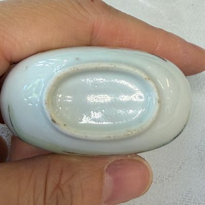 Four Chinese famille rose and verte snuff bottles — foto 6
