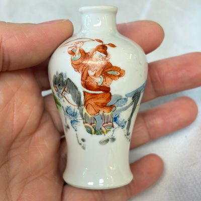 Four Chinese famille rose and verte snuff bottles — foto 7