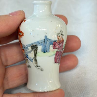 Four Chinese famille rose and verte snuff bottles — foto 8