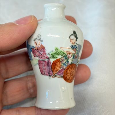 Four Chinese famille rose and verte snuff bottles — foto 9