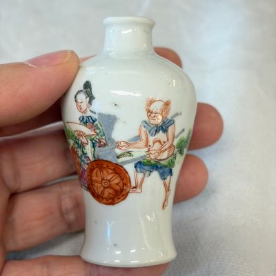 Four Chinese famille rose and verte snuff bottles — foto 10