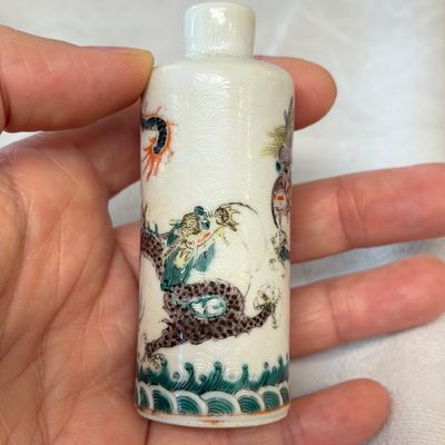 Four Chinese famille rose and verte snuff bottles — foto 13