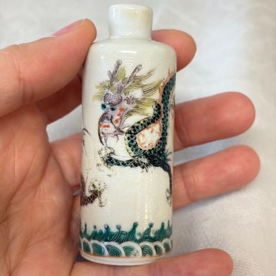 Four Chinese famille rose and verte snuff bottles — foto 14