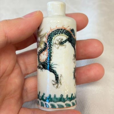 Four Chinese famille rose and verte snuff bottles — foto 15