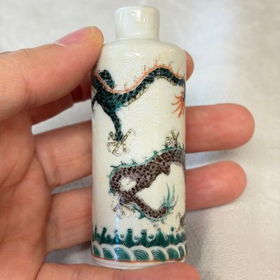 Four Chinese famille rose and verte snuff bottles — foto 16