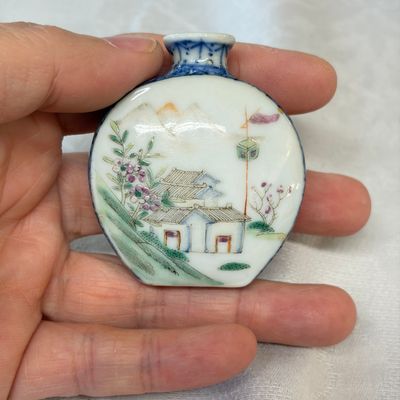 Four Chinese famille rose and verte snuff bottles — foto 19