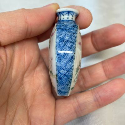 Four Chinese famille rose and verte snuff bottles — foto 20