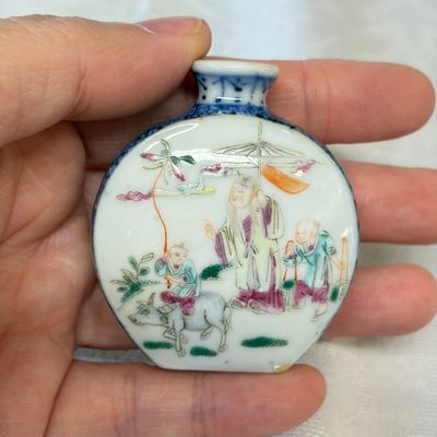 Four Chinese famille rose and verte snuff bottles — foto 21