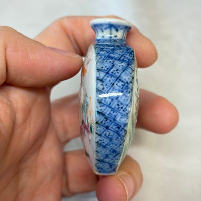 Four Chinese famille rose and verte snuff bottles — foto 22