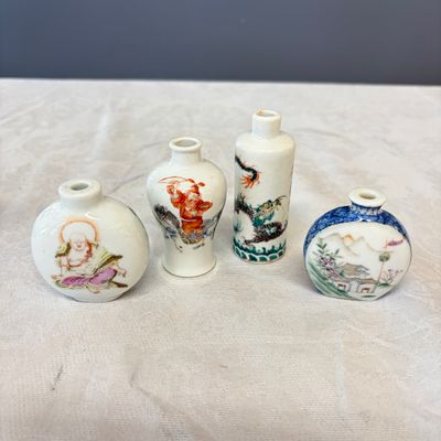 Four Chinese famille rose and verte snuff bottles — foto 1
