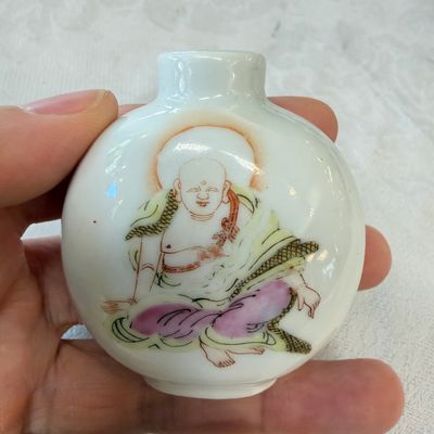Four Chinese famille rose and verte snuff bottles — foto 2