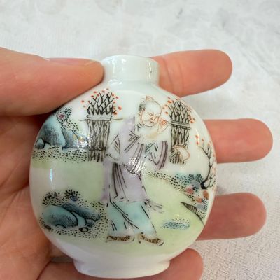 Four Chinese famille rose and verte snuff bottles — foto 3