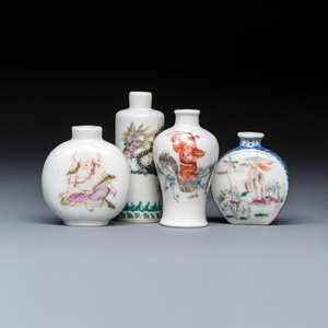 Four Chinese famille rose and verte snuff bottles — foto 1