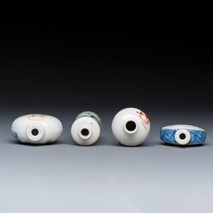 Four Chinese famille rose and verte snuff bottles — foto 6