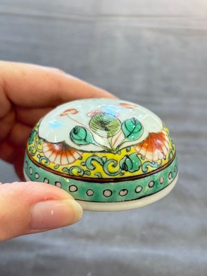 Four Chinese famille rose and verte wares, Zhang Yi Tai Hui 張義泰繪 mark, 19th C. — photo 35