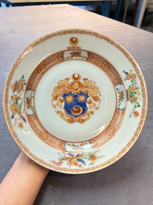 Four Chinese famille rose armorial plates and a dish, Qianlong — 照片 1
