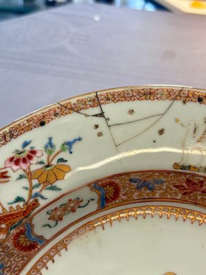 Four Chinese famille rose armorial plates and a dish, Qianlong — 照片 12