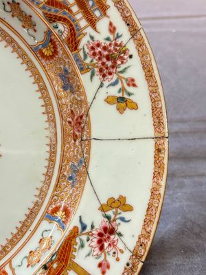 Four Chinese famille rose armorial plates and a dish, Qianlong — 照片 13