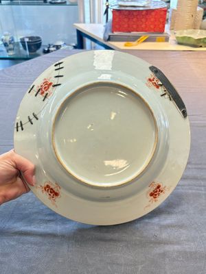 Four Chinese famille rose armorial plates and a dish, Qianlong — 照片 15