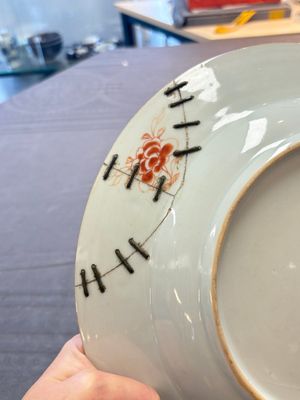 Four Chinese famille rose armorial plates and a dish, Qianlong — 照片 16