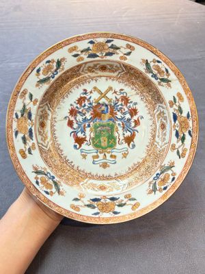 Four Chinese famille rose armorial plates and a dish, Qianlong — 照片 3