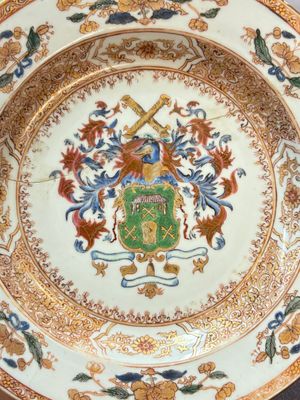 Four Chinese famille rose armorial plates and a dish, Qianlong — 照片 4