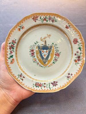 Four Chinese famille rose armorial plates and a dish, Qianlong — 照片 6