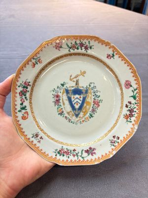 Four Chinese famille rose armorial plates and a dish, Qianlong — 照片 8