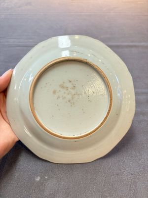 Four Chinese famille rose armorial plates and a dish, Qianlong — 照片 9
