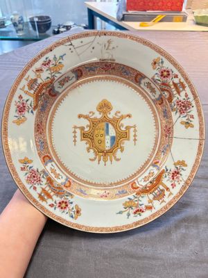 Four Chinese famille rose armorial plates and a dish, Qianlong — 照片 10