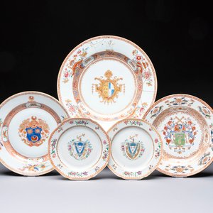 Four Chinese famille rose armorial plates and a dish, Qianlong — 照片 1
