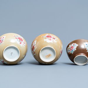 Four Chinese famille rose capucin brown-ground bowls, Qianlong — 照片 13