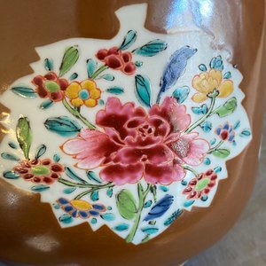 Four Chinese famille rose capucin brown-ground bowls, Qianlong — 照片 19