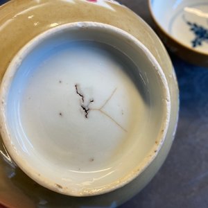 Four Chinese famille rose capucin brown-ground bowls, Qianlong — 照片 21