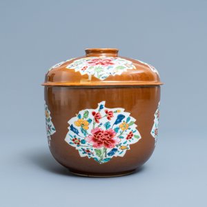 Four Chinese famille rose capucin brown-ground bowls, Qianlong — 照片 3