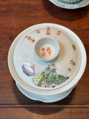 Four Chinese famille rose covered bowls, three with saucers and a 'dragon' bowl, signed Wang Darong 王大榕, 19/20th C. — 照片 22