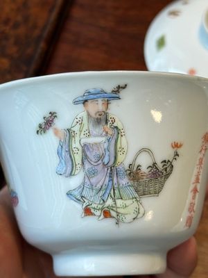 Four Chinese famille rose covered bowls, three with saucers and a 'dragon' bowl, signed Wang Darong 王大榕, 19/20th C. — 照片 27