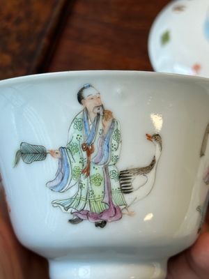Four Chinese famille rose covered bowls, three with saucers and a 'dragon' bowl, signed Wang Darong 王大榕, 19/20th C. — 照片 30