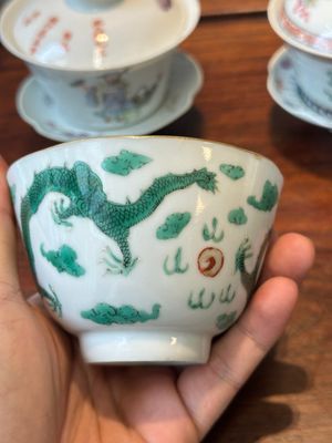 Four Chinese famille rose covered bowls, three with saucers and a 'dragon' bowl, signed Wang Darong 王大榕, 19/20th C. — 照片 3
