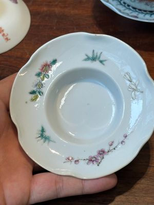 Four Chinese famille rose covered bowls, three with saucers and a 'dragon' bowl, signed Wang Darong 王大榕, 19/20th C. — 照片 35