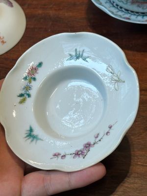 Four Chinese famille rose covered bowls, three with saucers and a 'dragon' bowl, signed Wang Darong 王大榕, 19/20th C. — 照片 36
