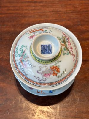 Four Chinese famille rose covered bowls, three with saucers and a 'dragon' bowl, signed Wang Darong 王大榕, 19/20th C. — 照片 40