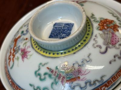 Four Chinese famille rose covered bowls, three with saucers and a 'dragon' bowl, signed Wang Darong 王大榕, 19/20th C. — 照片 42