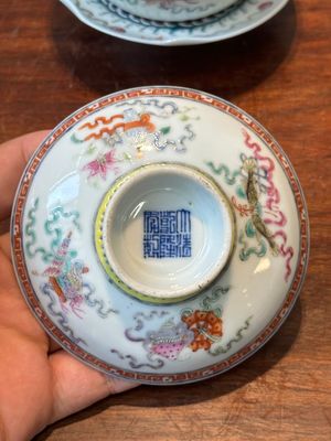 Four Chinese famille rose covered bowls, three with saucers and a 'dragon' bowl, signed Wang Darong 王大榕, 19/20th C. — 照片 43
